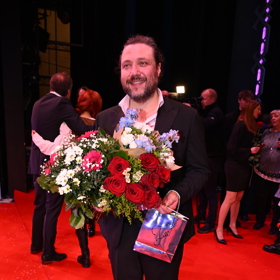 Felix Slováček mladší s květinami.