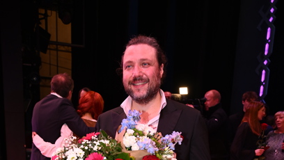 FOTO: Felix Slováček mladší s květinami.