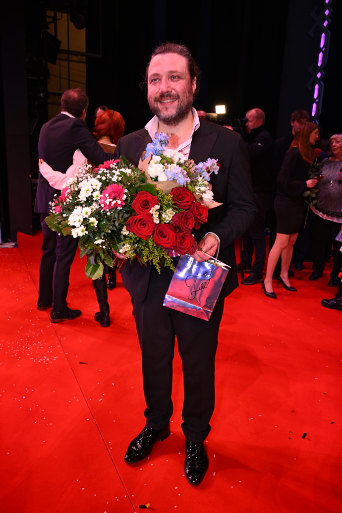 FOTO: Felix Slováček mladší s květinami. – stránka 13