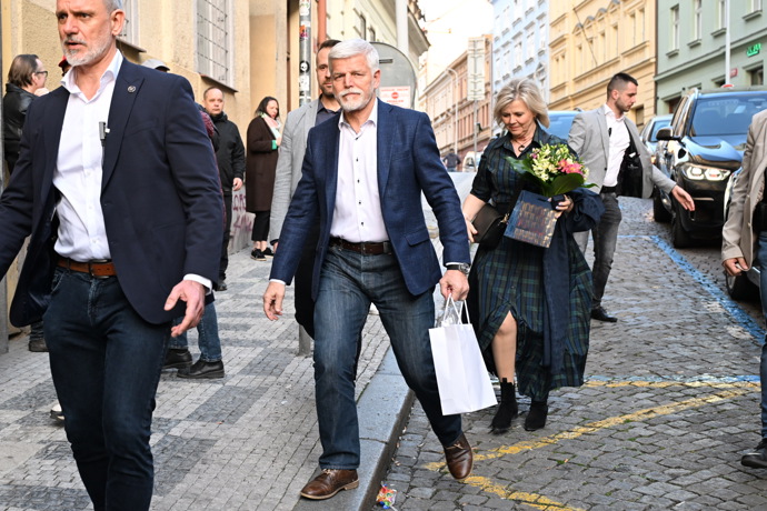 FOTO: Petr Pavel a Eva Pavlová. – stránka 27