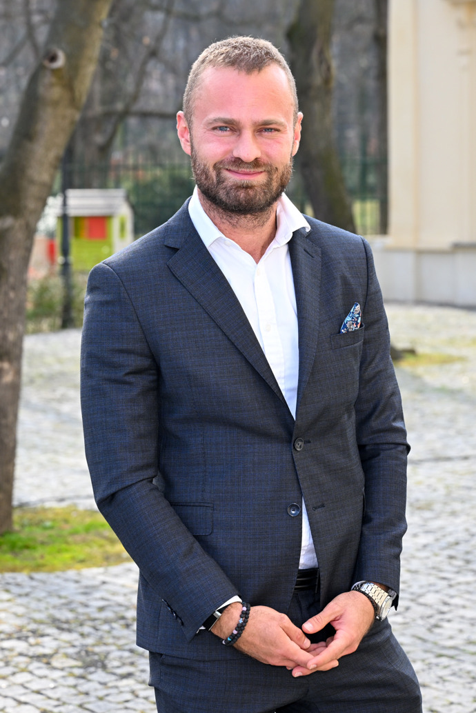 FOTO: Populární lékař ale tyto pochybnosti smetl ze stolu s tím, že by záchranářky mnoha chlapům v řízení pořádně natřely zrak. – stránka 1