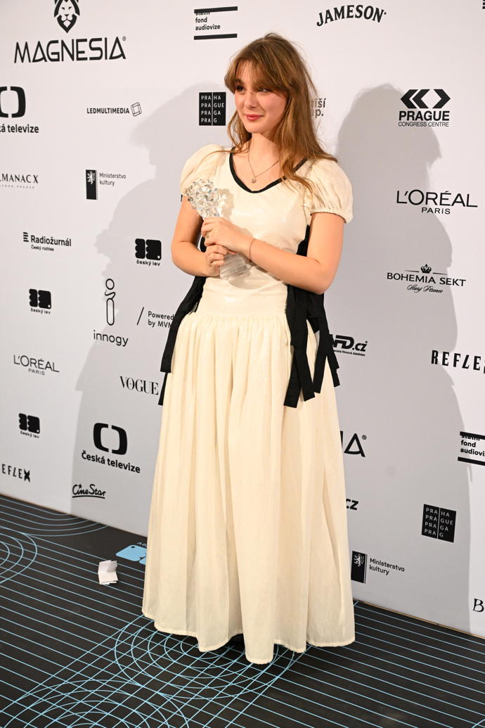 FOTO: Kateřina Falbrová slaví coby začínající herečka obrovský úspěch. Za roli ve snímku Sbormistr získala Českého lva. – stránka 98