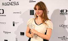 Kateřina Falbrová slaví coby začínající herečka obrovský úspěch. Za roli ve snímku Sbormistr získala Českého lva. 