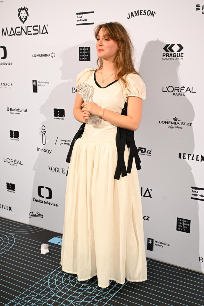 FOTO: Kateřina Falbrová slaví coby začínající herečka obrovský úspěch. Za roli ve snímku Sbormistr získala Českého lva. – stránka 97