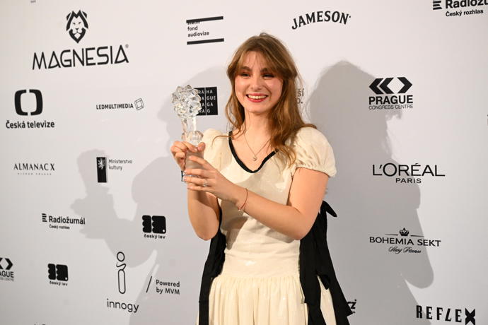 FOTO: Kateřina Falbrová slaví coby začínající herečka obrovský úspěch. Za roli ve snímku Sbormistr získala Českého lva. – stránka 96