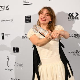 Kateřina Falbrová slaví coby začínající herečka obrovský úspěch. Za roli ve snímku Sbormistr získala Českého lva. 