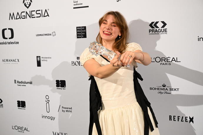 FOTO: Kateřina Falbrová slaví coby začínající herečka obrovský úspěch. Za roli ve snímku Sbormistr získala Českého lva. – stránka 95
