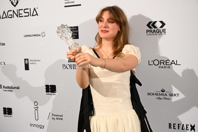 FOTO: Kateřina Falbrová slaví coby začínající herečka obrovský úspěch. Za roli ve snímku Sbormistr získala Českého lva. – stránka 94