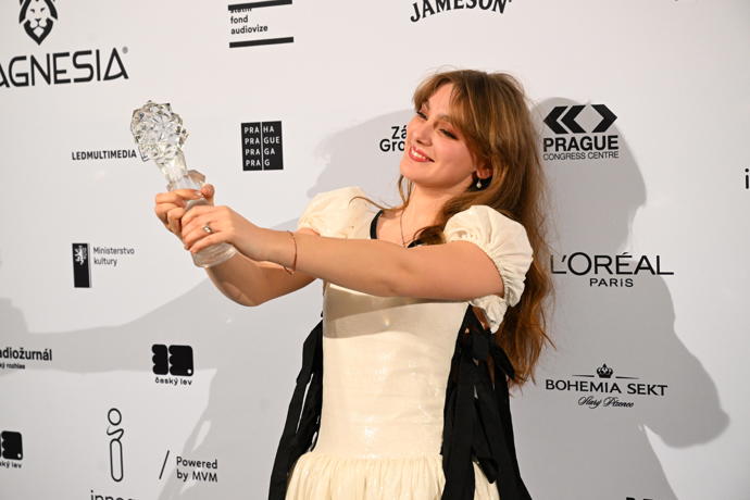 FOTO: Kateřina Falbrová slaví coby začínající herečka obrovský úspěch. Za roli ve snímku Sbormistr získala Českého lva. – stránka 93