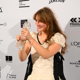 Kateřina Falbrová slaví coby začínající herečka obrovský úspěch. Za roli ve snímku Sbormistr získala Českého lva. 