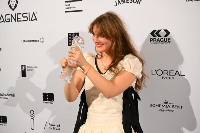 FOTO: Kateřina Falbrová slaví coby začínající herečka obrovský úspěch. Za roli ve snímku Sbormistr získala Českého lva. – stránka 92