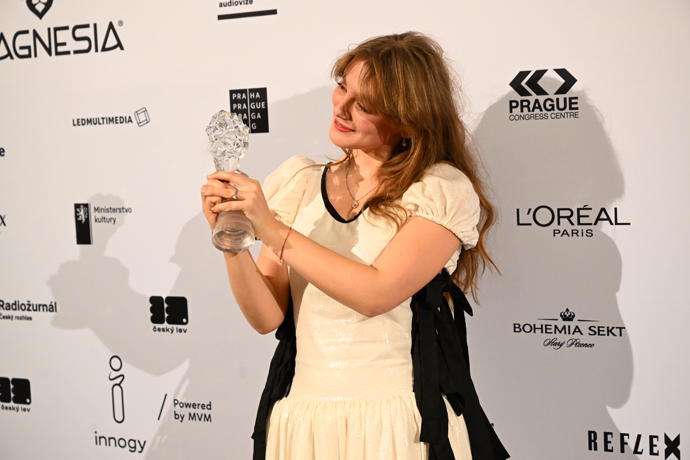 FOTO: Kateřina Falbrová slaví coby začínající herečka obrovský úspěch. Za roli ve snímku Sbormistr získala Českého lva. – stránka 91