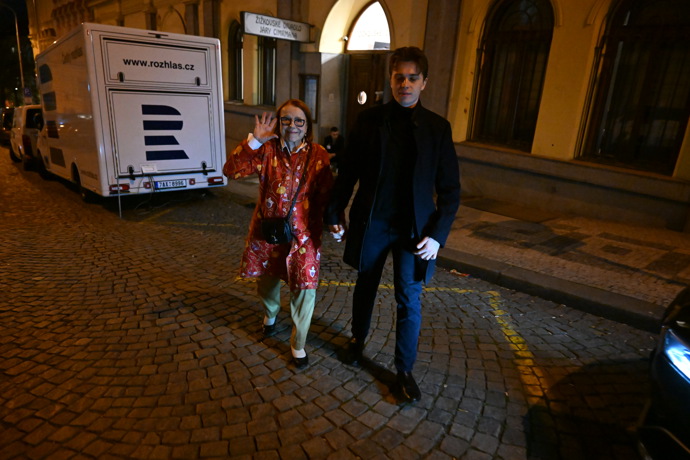 FOTO: Iva Janžurová zamávala fotografům. – stránka 4