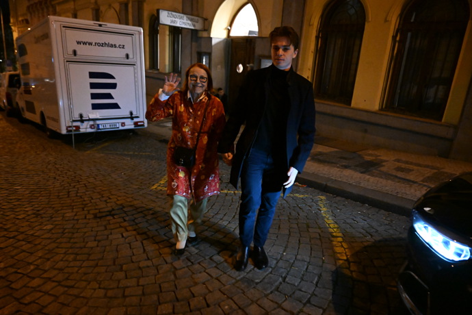 FOTO: Iva Janžurová zamávala fotografům. – stránka 3