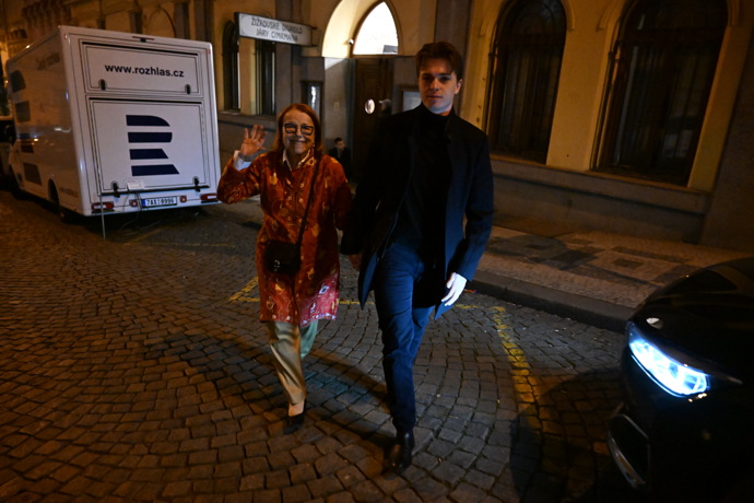 FOTO: Iva Janžurová zamávala fotografům a usmívala se. – stránka 1