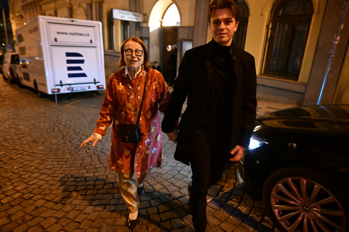 FOTO: Iva Janžurová mezi prvními opouštěla oslavu narozenin Zdeňka Svěráka. – stránka 8