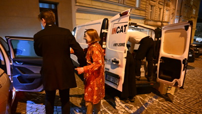 FOTO: Iva Janžurová odjíždí z oslavy narozenin Zdeňka Svěráka.