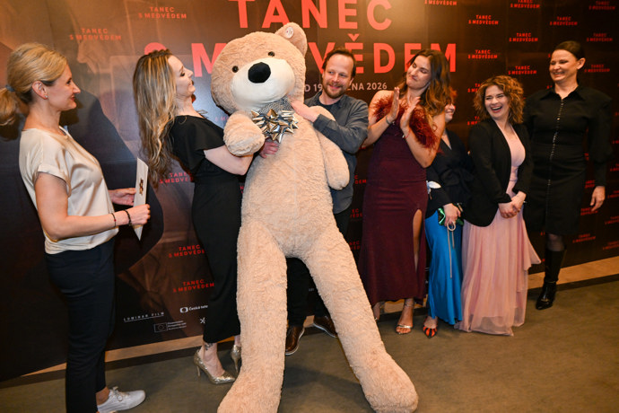 FOTO: Kryštof Hádek dostal medvěda. – stránka 10