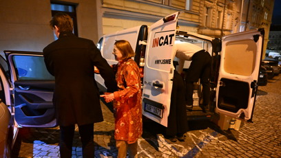 FOTO: Iva Janžurová odjíždí z oslavy narozenin Zdeňka Svěráka.