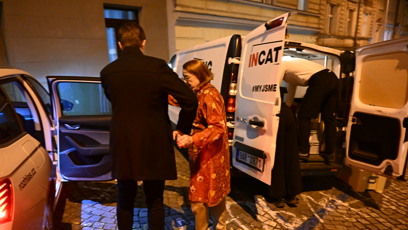 FOTO: Iva Janžurová odjíždí z oslavy narozenin Zdeňka Svěráka.