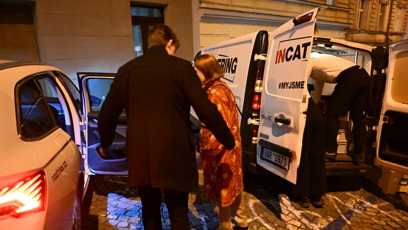 FOTO: Iva Janžurová odjíždí z oslavy narozenin Zdeňka Svěráka.