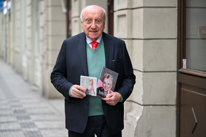 FOTO: Felix Slováček  pokřtil vzpomínkovou knihu Anička. – stránka 29