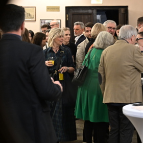 Eva Pavlová na narozeninách Zdeňka Svěráka si dala limonádu.