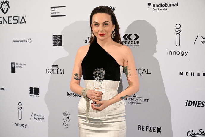 FOTO: Producentka Dagmar Sedláčková se soškou Českého lva za nejlepší celovečerní film (Karavan). – stránka 86