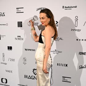 Producentka Dagmar Sedláčková se soškou Českého lva za nejlepší celovečerní film (Karavan).