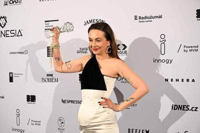 FOTO: Producentka Dagmar Sedláčková se soškou Českého lva za nejlepší celovečerní film (Karavan). – stránka 83