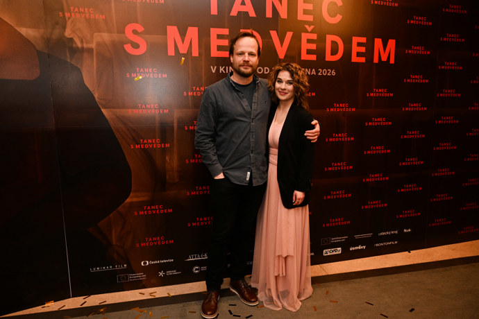 FOTO: Hlavní herci filmu Tanec s medvědem Kryštof Hádek a Pavla Gajdošíková. – stránka 8