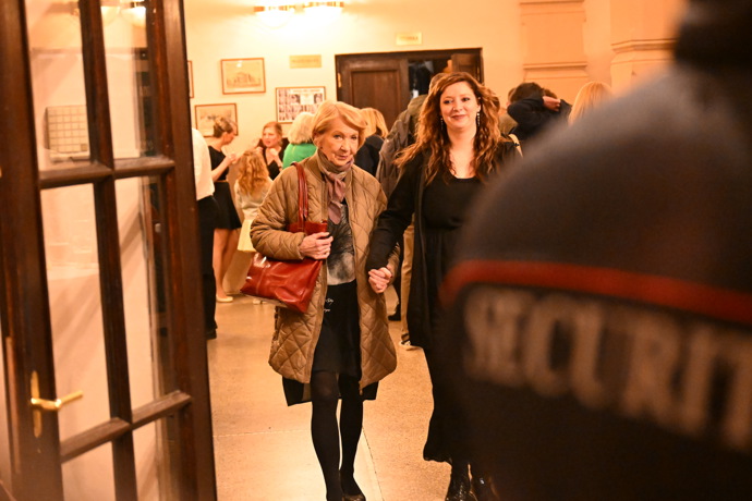 FOTO: Daniela Kolářová odchází z oslavy Zdeňka Svěráka. – stránka 2