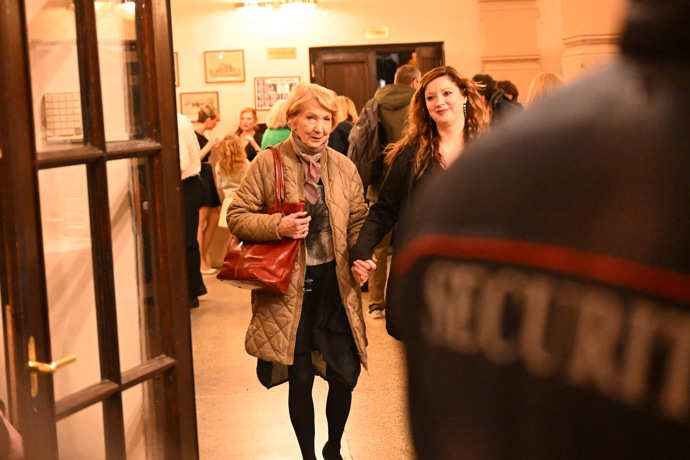 FOTO: Daniela Kolářová odchází z oslavy Zdeňka Svěráka. – stránka 1