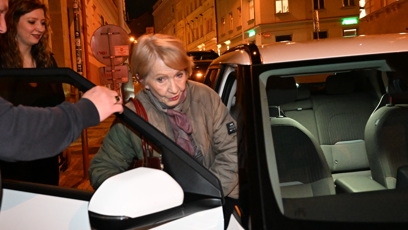 FOTO: Daniela Kolářová odjíždí z oslavy Zdeňka Svěráka.