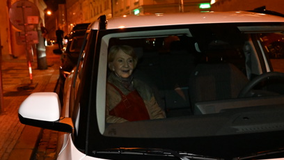 FOTO: Daniela Kolářová odjíždí z oslavy Zdeňka Svěráka.