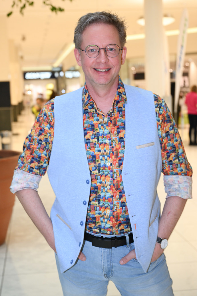 FOTO: Moderátor Aleš Cibulka. – stránka 9