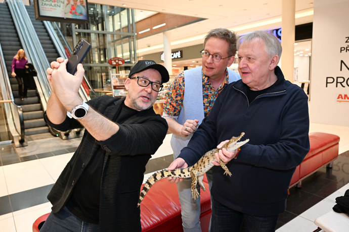 FOTO: Michal Jagelka s manželem na charitativní akci. – stránka 7