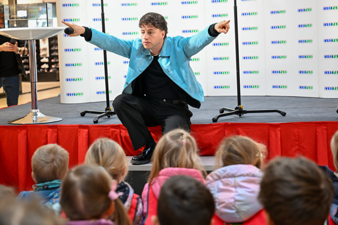 FOTO: Zpěvák Milan Peroutka předvedl show dětem. – stránka 9