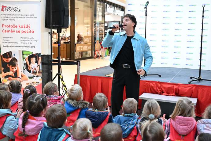 FOTO: Milan Peroutka zazpíval. – stránka 8