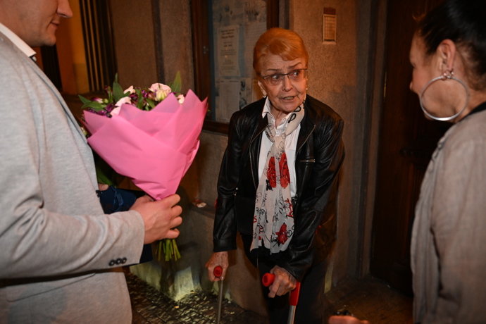 FOTO: Manželka Zdeňka Svěráka byla o berlích. – stránka 36