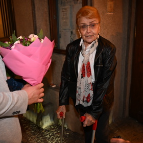 Božena odchází z narozeninové oslavy svého manžela.