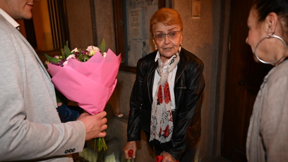 FOTO: Božena odchází z narozeninové oslavy svého manžela.