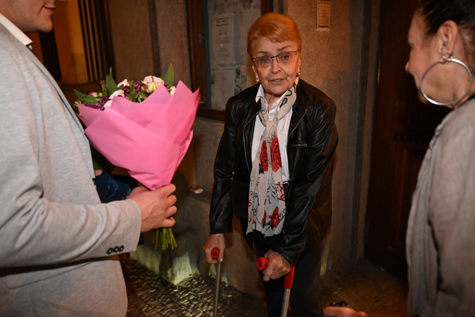 FOTO: Božena odchází z narozeninové oslavy svého manžela. – stránka 35