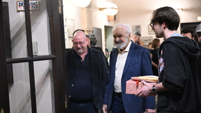 FOTO: Zdeněk Svěrák odchází ze své narozeninové oslavy.