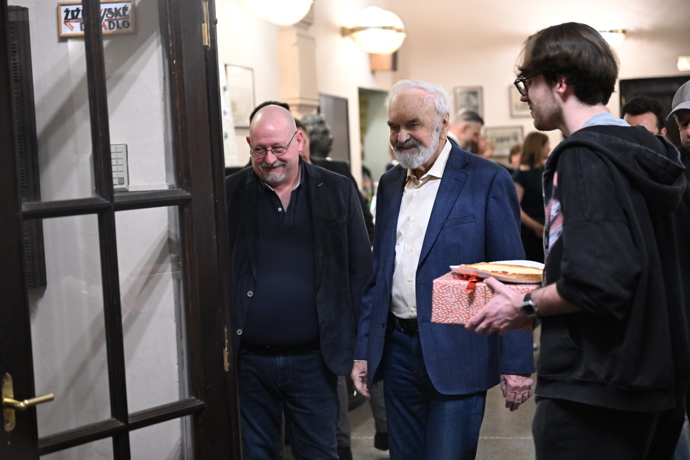 FOTO: Zdeněk Svěrák odchází ze své narozeninové oslavy. – stránka 32