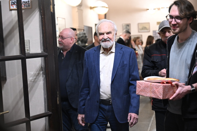FOTO: Zdeněk Svěrák rozdával úsměvy. – stránka 30