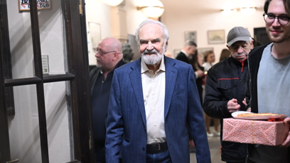 FOTO: Zdeněk Svěrák odchází ze své narozeninové oslavy.
