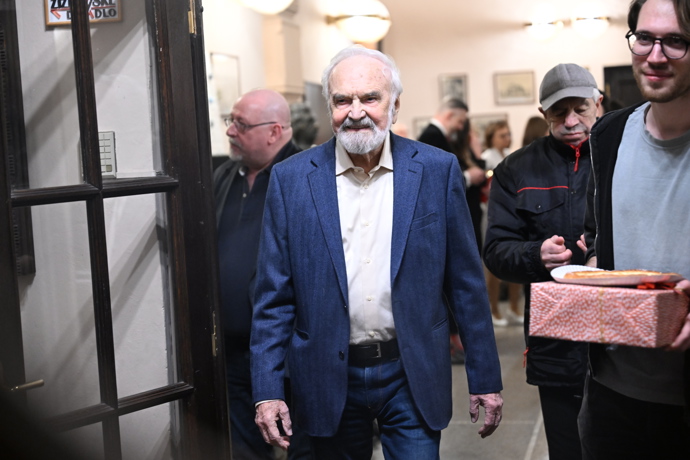 FOTO: Zdeněk Svěrák odchází ze své narozeninové oslavy. – stránka 29