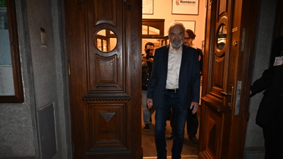 FOTO: Zdeněk Svěrák při odchodu ze své narozeninové oslavy.