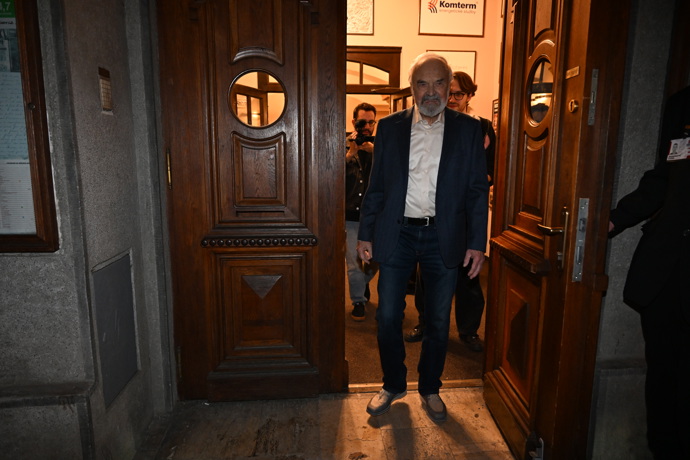 FOTO: Zdeněk Svěrák při odchodu ze své narozeninové oslavy. – stránka 28